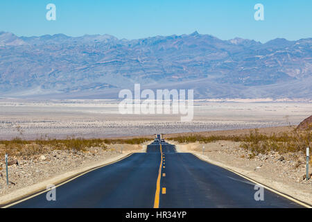 Stovepipe Wells ist eine kleine Waystation ganz im Death Valley National Park und entlang der California State Route 190 bei weniger als 10 Fuß über dem Meer l Stockfoto