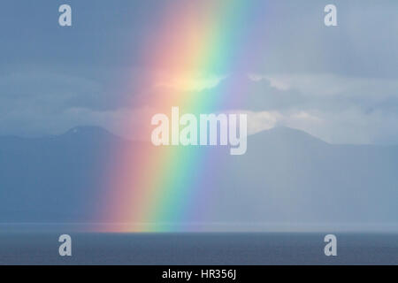 Regenbogen über der Strait Of Georgia aus Norden Nanaimo Vancouver Island, BC, Kanada Blick auf Berge auf dem Festland BC Stockfoto