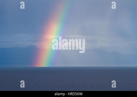 Regenbogen über der Strait Of Georgia aus Norden Nanaimo Vancouver Island, BC, Kanada Blick auf Berge auf dem Festland BC Stockfoto