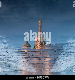 Basilius Kathedrale auf dem Roten Platz im Frühling zeigt sich in der Pfütze. Moskau, Russland Stockfoto