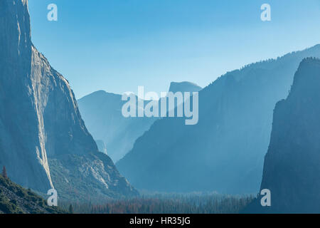 Tunnel View ist eine malerische Aussichtspunkt auf die State Route 41 im Yosemite National Park. Die ikonischen und weitläufigen Blick auf Yosemite Valley aus der Blick-Punkt-hav Stockfoto