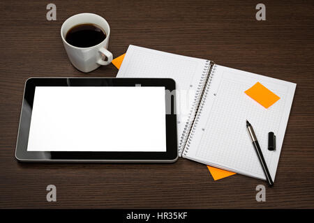 Notebook, modernen digitalen Tablet mit leerer Bildschirm, Bleistift und Tasse Kaffee auf dunklem Holz Büro geöffnet. Stockfoto