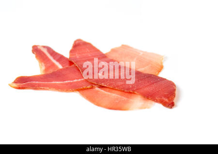 Prosciutto-Schinken-Scheibe isoliert auf weißem Hintergrund Stockfoto