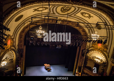 Broadway-Theater-Bühne mit Klavier. Stockfoto