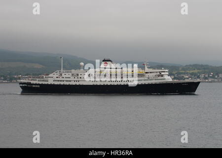 MV Astoria, einem Kreuzfahrtschiff von Cruise und Maritime Voyages betrieben geht Cloch Point über den Firth of Clyde. Stockfoto