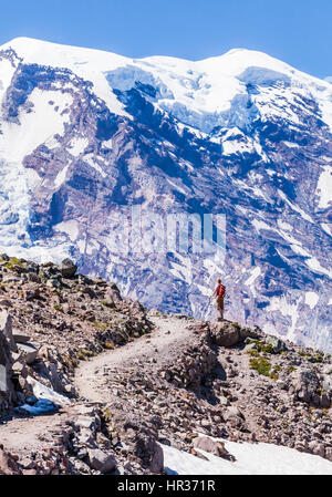 Eine Frau, Wandern auf erster Burroughs Berg unter Mount Rainier, Washington, USA Stockfoto