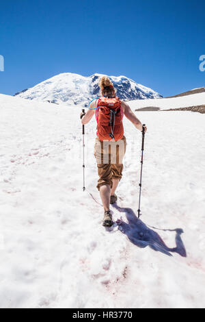 Eine Frau, Wandern auf dem Burroughs Bergweg in Mount Rainier Nationalpark, Washington, USA. Stockfoto