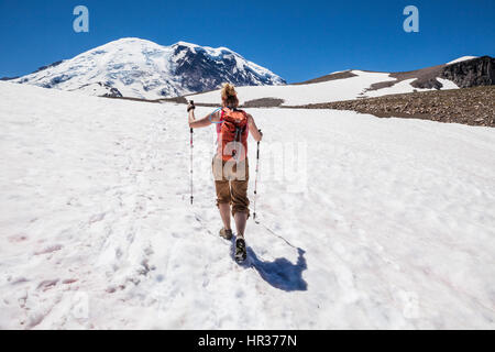 Eine Frau, Wandern auf dem Burroughs Bergweg in Mount Rainier Nationalpark, Washington, USA. Stockfoto