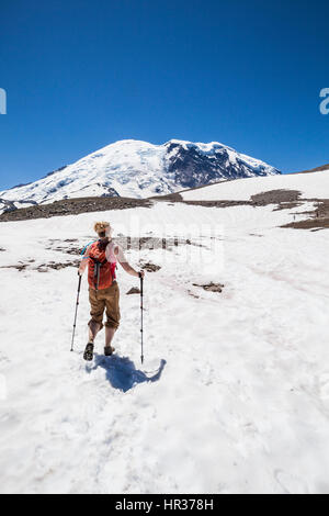 Eine Frau, Wandern auf dem Burroughs Bergweg in Mount Rainier Nationalpark, Washington, USA. Stockfoto