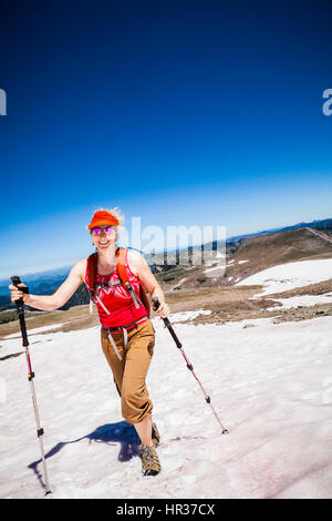 Eine Frau, Wandern auf dem Burroughs Bergweg in Mount Rainier Nationalpark, Washington, USA. Stockfoto