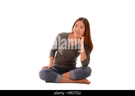 Lässige glückliche Frau sitzen und denken auf weißem Hintergrund... Konzept und Idee Bild. Stockfoto