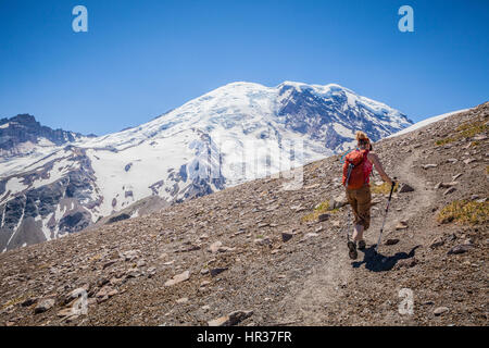 Eine Frau, Wandern auf dem Burroughs Bergweg in Mount Rainier Nationalpark, Washington, USA. Stockfoto