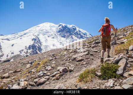 Eine Frau, Wandern auf dem Burroughs Bergweg in Mount Rainier Nationalpark, Washington, USA. Stockfoto