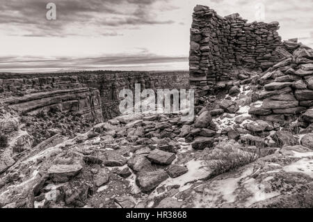 Schnee bedeckten Überreste einer Anasazi Turm Ruine auf dem Rand des Canyon Maultier im Bereich Cedar Mesa des Bären Ohren National Monument Stockfoto