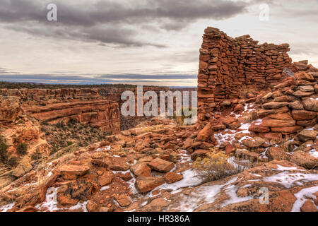 Schnee bedeckten Überreste einer Anasazi Turm Ruine auf dem Rand des Canyon Maultier im Bereich Cedar Mesa des Bären Ohren National Monument Stockfoto