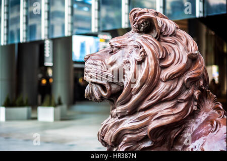 Einer der beiden Bronzenen Löwen Statue am Eingang des hsbc Hongkong Sitz Stockfoto