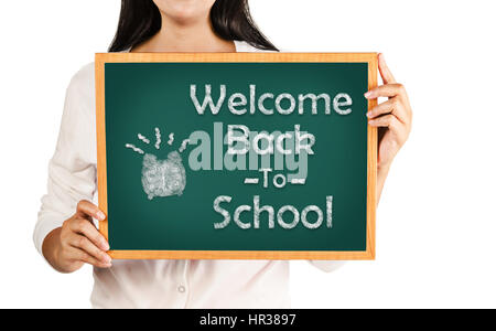 Frau hält Willkommen zurück auf grüner Grundplatte zur Schule. Isoliert auf weißem Hintergrund, Beschneidungspfad gespeichert. Stockfoto