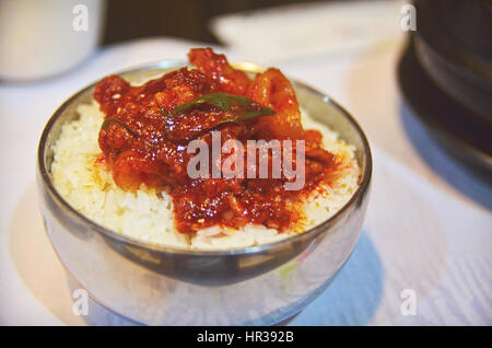 Eine Schüssel mit Dwae Ji Bul Baek Jeong Sik (rühren gebratene Schweinefleisch und Reis) Stockfoto