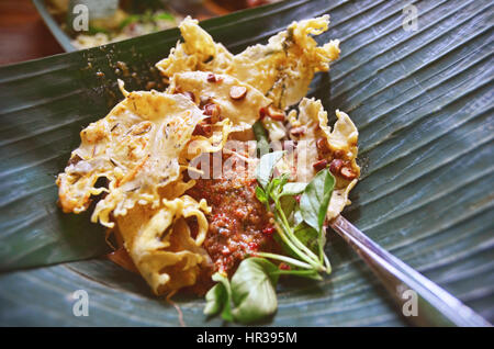 Eine Portion Pecel Salat auf Banane Blattschale Stockfoto