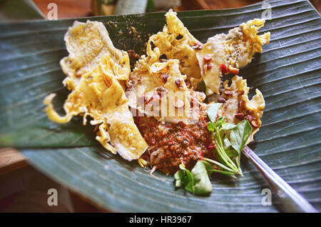 Eine Portion Pecel Salat auf Banane Blattschale Stockfoto