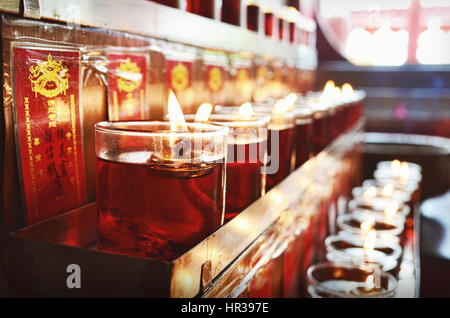 Reihe von chinesischen Glas Kerzen in Vihara Dharma Bhakti, West-Jakarta Stockfoto