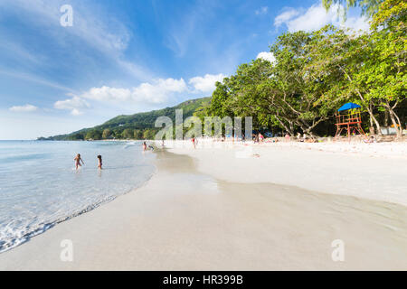 MAHE - AUGUST 08: Touristen und Einheimische am Beau Vallon Beach im Westen von Mahé, Seychellen am 8. August 2014 Stockfoto