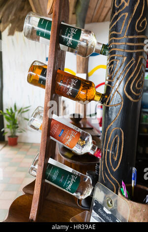 LA DIGUE - 14 AUGUST: Assorted Takamaka Liköre in eine outdoor-Bar in La Digue, Seychellen am 14. August 2014 Stockfoto