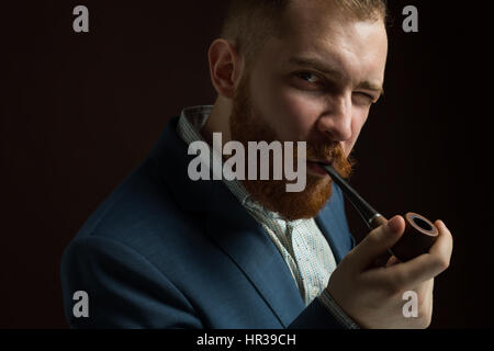 Bärtige Lamber wie männliche Model Anzug mit Schnurrbart und Bart-Pfeife Stockfoto