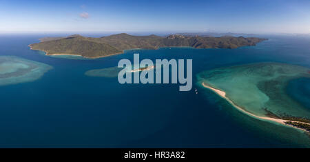 Langford Island, hinten schwarz und Hook Island, Whitsunday Islands, Queensland, Australien Stockfoto