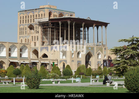 ISFAHAN, IRAN - 11. Oktober 2016: Ali Qapu Palast auf Meydan-e Imam am 11. Oktober 2016 in Isfahan, Iran. Stockfoto