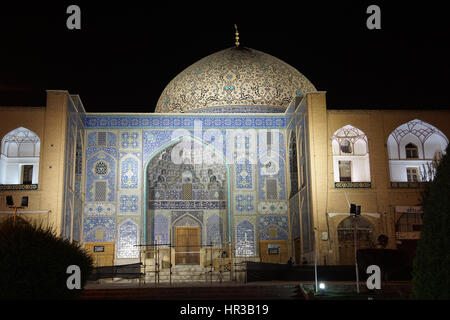 ISFAHAN, IRAN - 12. Oktober 2016: Lotfullah-Moschee in der Nacht auf Meydan-e Imam am 12. Oktober 2016 in Isfahan, Iran. Stockfoto