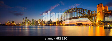 Sydney. Panorama-Bild von Sydney, Australien mit Harbour Bridge während der blauen Dämmerstunde. Stockfoto
