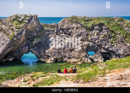 Großbritannien, Südwest-England, Dorset, Jurassic Coast, Lulworth Cove, gefaltet Kalkstein Schichten, bekannt als Lulworth Crumple an der kleinen Bucht von Stai Stockfoto