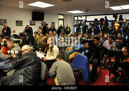 Cluj-Napoca, Rumänien-26. März 2016: Journalisten, Fotografen und Medienvertreter arbeiten während einer Pressekonferenz vor dem Spiel Rumänien Stockfoto