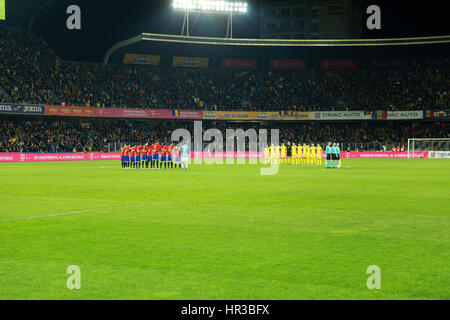 CLUJ-NAPOCA, Rumänien - 27. März 2016: The National Football Team von Spanien und Rumänien, halten Sie einen Moment der Stille und in der Erinnerung zollen Stockfoto