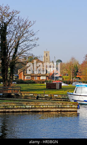 Ein Blick in Richtung Ranworth Kirche von Malthouse Staithe auf den Norfolk Broads in Ranworth, Norfolk, England, Vereinigtes Königreich. Stockfoto