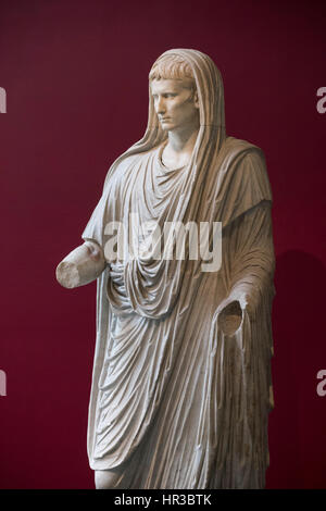 Rom. Italien. Statue des römischen Kaisers Augustus. Museo Nazionale Romano. Palazzo Massimo. Gaius Julius Caesar Augustus in päpstlichen Kleid. I C N. CHR. Stockfoto