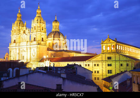 Iglesia De La Clerecia und Päpstlichen Universität in Salamanca in der Nacht, Spanien Stockfoto