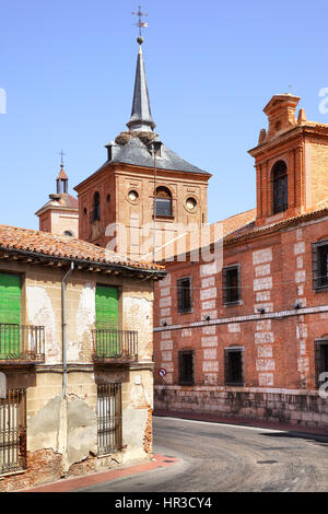 Alte Straße in der Nähe von Oidor Kirche in Alcala De Henares, Spanien Stockfoto
