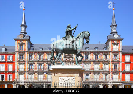 Statue von König Philips III und Casa De La Panaderia (Bäckerei Haus) auf dem Plaza Mayor in Madrid, Spanien Stockfoto