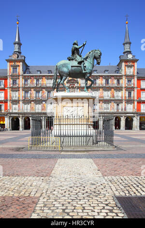 Plaza Mayor (Hauptplatz) mit Statue von König Philipp III (erstellt im Jahre 1616 von Jean Boulogne und Pietro Tacca) in Madrid, Spanien Stockfoto