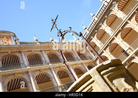 Innenhof der Universität von Alcalá (ursprünglich gegründet im Jahre 1293), Alcalá De Henares, Spanien. Konzentrieren Sie sich auf das Kreuz! Stockfoto