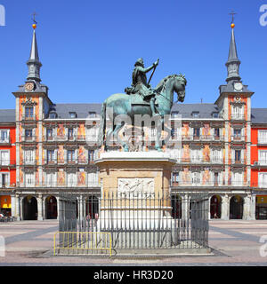 Plaza Mayor mit Statue von König Philipp III (erstellt im Jahre 1616) in Madrid, Spanien Stockfoto