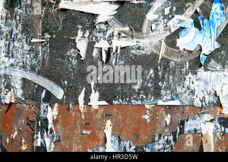Zerrissene Plakate an der Wand Stockfoto