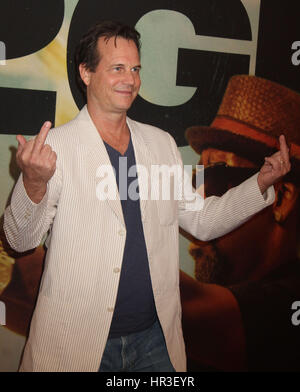 26. Februar, Datei - war WILLIAM "BILL" PAXTON (17. Mai 1955 - 25. Februar 2017) ein US-amerikanischer Schauspieler und Regisseur. Die Filme, in denen er auftrat, gehören The Terminator (1984), Weird Science (1985), Ausländer (1986), Predator 2 (1990), True Lies (1994), Apollo 13 (1995), Twister (1996) und Titanic (1997). Paxton wurde auch spielte in der HBO-Serie Big Love (2006Ð2011) und nominiert für den Emmy Award für die Miniserie Hatfields & McCoys. Paxton starb an Komplikationen während der Operation am Herzen während der Post-Op und erlitt einen tödlichen Schlaganfall. Im Bild: 29. Juli 2013 - New York, New York, US - Schauspieler BILL PAX Stockfoto