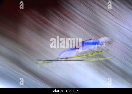 Lahti, Finnland. 26. Februar 2017. Ein Skispringer in Aktion bei der nordischen Ski-Weltmeisterschaften in Lahti, Finnland, 26. Februar 2017. Foto: Karl-Josef Hildenbrand/Dpa/Alamy Live News Stockfoto