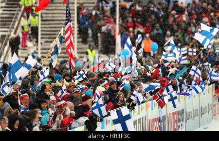 Lahti, Finnland. 26. Februar 2017. Besucher halten die Fahnen der teilnehmenden Nationen bei der nordischen Ski-Weltmeisterschaften in Lahti, Finnland, 26. Februar 2017. Foto: Karl-Josef Hildenbrand/Dpa/Alamy Live News Stockfoto