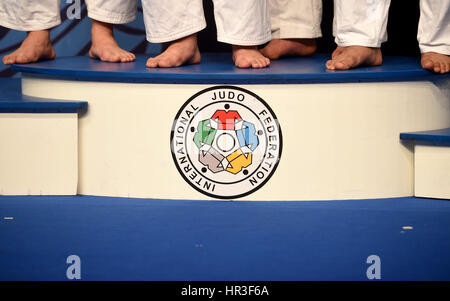 Düsseldorf, Deutschland. 26. Februar 2017. Die Füße des Contestatnts in der bis zu 78kg Gewichtsklasse beim Judo Grand Prix in der Mitsubishi Electric Halle in Düsseldorf, 26. Februar 2017. Foto: Jonas Güttler/Dpa/Alamy Live News Stockfoto