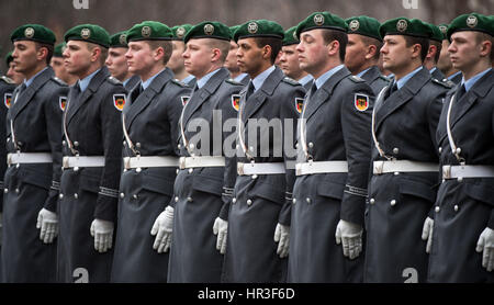 Berlin, Deutschland. 23. Februar 2017. Soldaten aus einem Wachbataillon außerhalb der Kanzlei bei einem ausländischen Würdenträger Besuch in Berlin, Deutschland, 23. Februar 2017. Foto: Bernd von Jutrczenka/Dpa/Alamy Live News Stockfoto