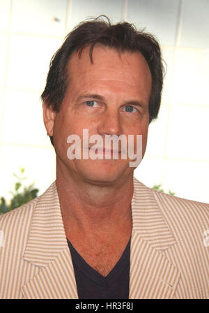 26. Februar, Datei - war WILLIAM "BILL" PAXTON (17. Mai 1955 - 25. Februar 2017) ein US-amerikanischer Schauspieler und Regisseur. Die Filme, in denen er auftrat, gehören The Terminator (1984), Weird Science (1985), Ausländer (1986), Predator 2 (1990), True Lies (1994), Apollo 13 (1995), Twister (1996) und Titanic (1997). Paxton wurde auch spielte in der HBO-Serie Big Love (2006Ð2011) und nominiert für den Emmy Award für die Miniserie Hatfields & McCoys. Paxton starb an Komplikationen während der Operation am Herzen während der Post-Op und erlitt einen tödlichen Schlaganfall. Im Bild: 29. Juli 2013 - New York, New York, US - Schauspieler BILL PAX Stockfoto